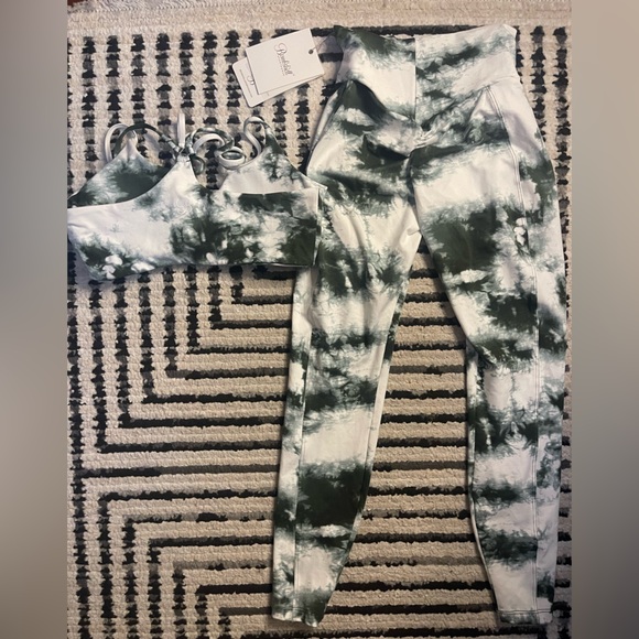 Top notch bra (XL) & peach booty leggings (M) in green/white tie die - Picture 7 of 9